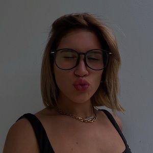 Meet your Posher, Valeria